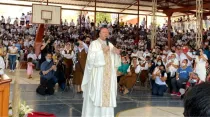 Mons. Franco Coppola en Misa en municipio de Aguililla. Crédito: Diócesis de Apatzingán.