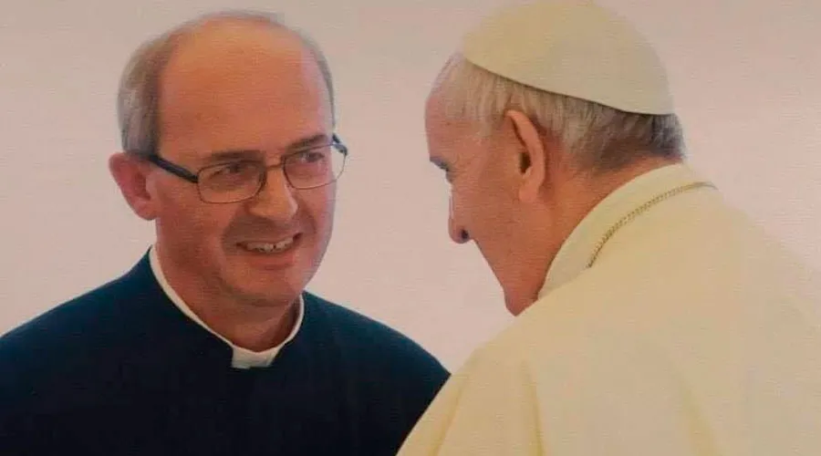Mons. Franco Moscone y el Papa Francisco. Foto: Facebook Somascos