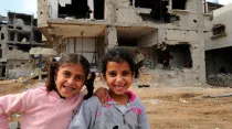 Niños en medio de edificios devastados en Gaza - Crédito: Shareef Sarhan / CRS