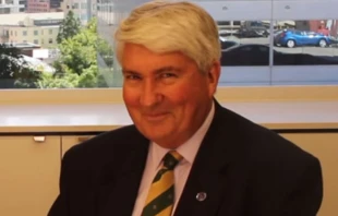 Sacerdote jesuita Frank Brennan. Captura Youtube Arquidiu00f3cesis de Melbourne 