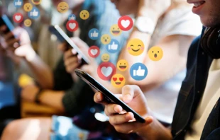 Fray Nelson ofrece 5 consejos para evangelizar en las redes sociales. Crédito: Shutterstock