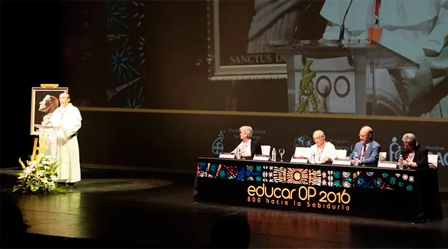 Fray Francisco Javier Carballo expone su conferencia en el Congreso "Educar OP 2016, 800 hacia la sabiduria".