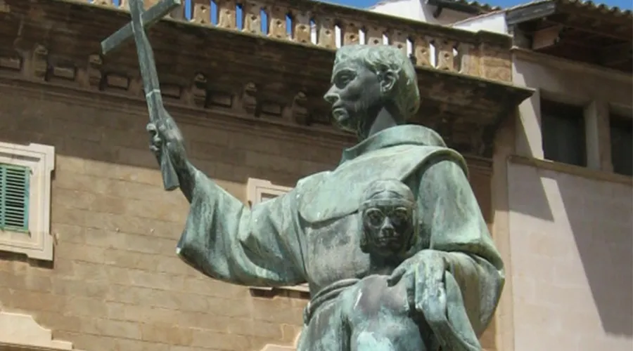 Estatua en Mallorca (España) de Fray Junípero Serra. Crédito: Estatua de San Junípero Serra. Crédito: Sir James (CC BY 4.0).