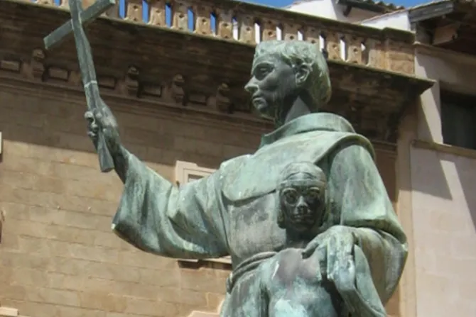 Vandalizan estatua de Fray Junípero Serra en España