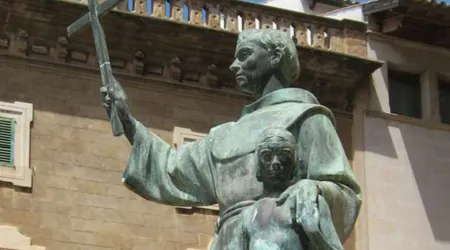 Hermandad católica limpia estatua vandalizada de Fray Junípero en España