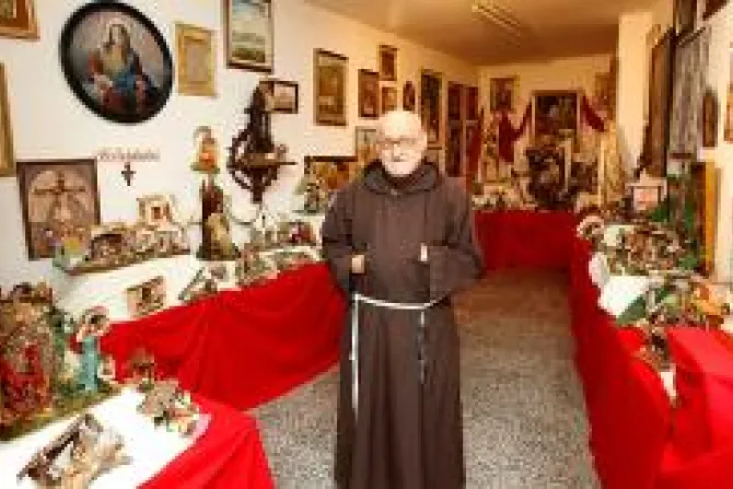 Longevo sacerdote presenta exposición benéfica con 1.400 Belenes