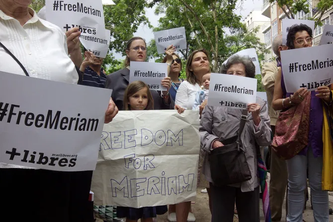 Meriam, la mujer cristiana condenada a muerte en Sudán, solo sería liberada si se convierte al Islam