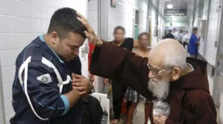 VIRAL: Sacerdote anciano bendice a policía y conmueve las redes sociales
