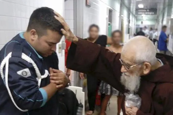VIRAL: Sacerdote anciano bendice a policía y conmueve las redes sociales