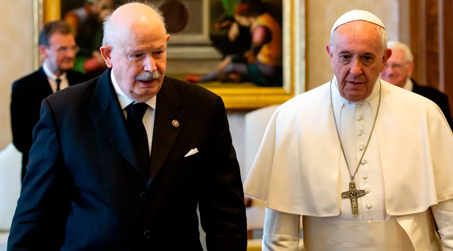 Frey Giacomo Dalla Torre con el Papa Francisco en junio de 2019. Foto: Daniel Ibáñez / Vatican Pool / ACI Prensa
