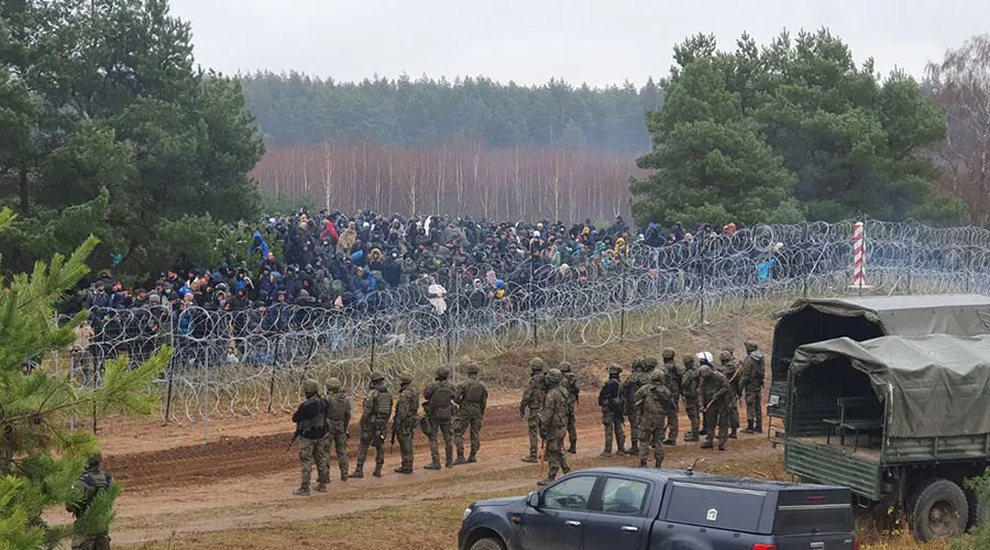 Migrantes en la frontera de Polonia y Bielorrusia. Créditos: Kancelaria Premiera (CC BY-NC-ND 2.0)