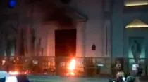 Con fogatas, pintura y piedras, las feministas atacaron la Catedral de Resistencia. Foto: Captura de video / YouTube.