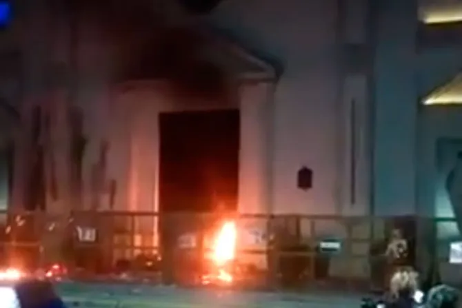 VIDEOS y FOTOS: Con fuego y piedras, feministas atacan Catedral católica en Argentina