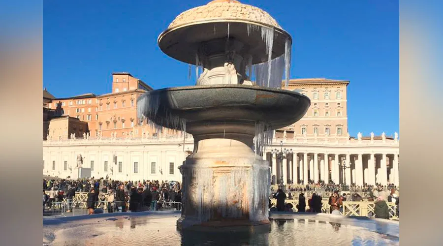 Una de las fuentes de la Plaza de San Pedro con agua congelada por el intenso frío en Roma. Foto: Marco Mancini (ACI Prensa)?w=200&h=150