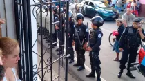 Policías del régimen de Daniel Ortega afuera de la parroquia San Miguel Arcángel de Masaya. Crédito: Cortesía de Masaya al Día.