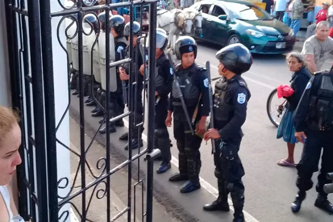 Nicaragua: Fuerzas policiales de Ortega asedian iglesia durante Misa