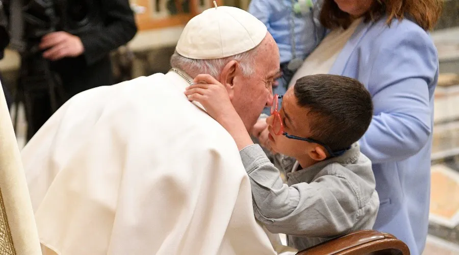 Niño de la Fundación "Madre de la Esperanza" saluda al Papa Francisco. Crédito: Vatican Media?w=200&h=150