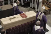 Así fue el emotivo funeral de joven obispo fallecido por cáncer  