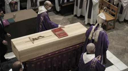 Así fue el emotivo funeral de joven obispo fallecido por cáncer  