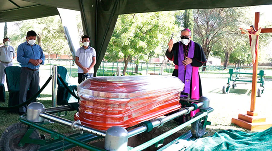 El Arzobispo de Piura en el funeral del P. Dergi Facundo. Crédito: Arzobispado de Piura