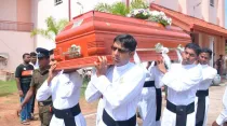 Momento funeral Sri Lanka. Foto: Twitter Ayuda a la Iglesia Necesitada. 
