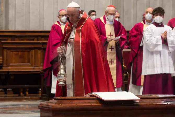 Papa Francisco asiste al funeral del Cardenal Agostino Cacciavillan