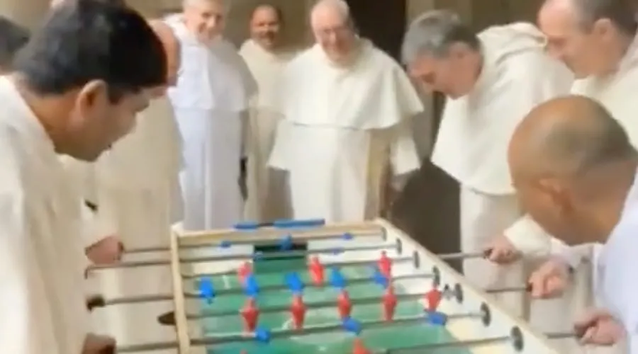 Torneo de futbolín entre monjes de Roma. Crédito: Captura de vídeo / Twitter.?w=200&h=150
