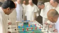 Torneo de futbolín entre monjes de Roma. Crédito: Captura de vídeo / Twitter.