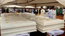 Féretros de los 68 cristianos asesinados entre mayo y junio de 2022 en Benue, Nigeria. Crédito: Diócesis de Makurdi