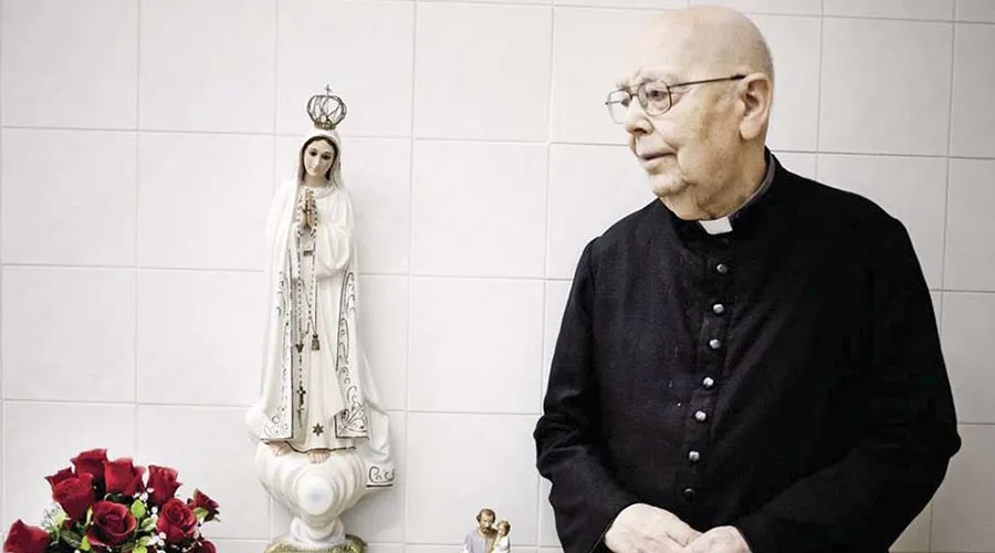 P. Gabriele Amorth junto a la Virgen de Fátima. Foto: Facebook oficial L'ultimo esorcista.