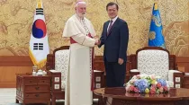 Mons. Paul Richard Gallagher y el presidente de Corea del Sur, Moon Jae-in. Foto: Oficina de Prensa de la Santa Sede