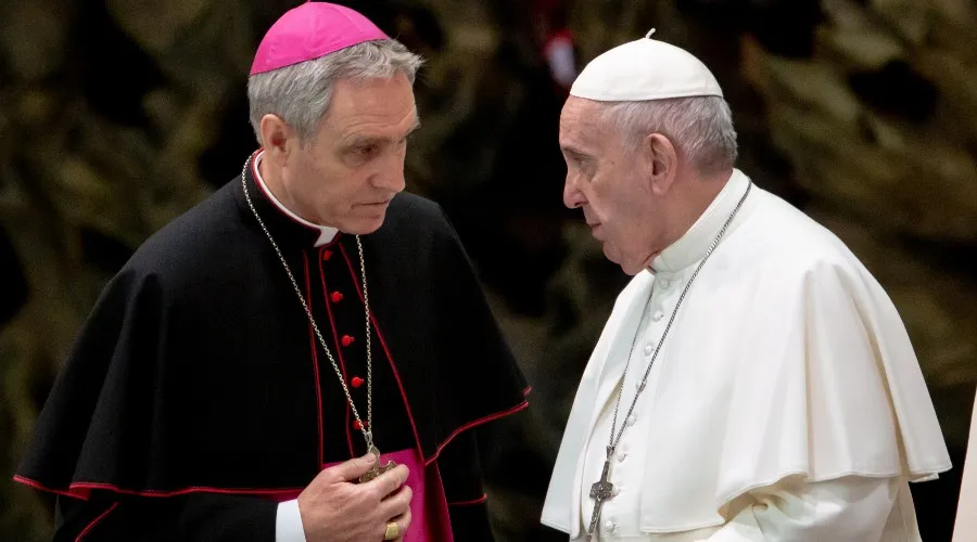 Imagen referencial de Mons. Georg Gänswein con el Papa Francisco. Crédito: Daniel Ibáñez/ACI Prensa.?w=200&h=150