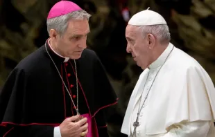 Imagen referencial de Mons. Georg Gänswein con el Papa Francisco. Crédito: Daniel Ibáñez/ACI Prensa. null