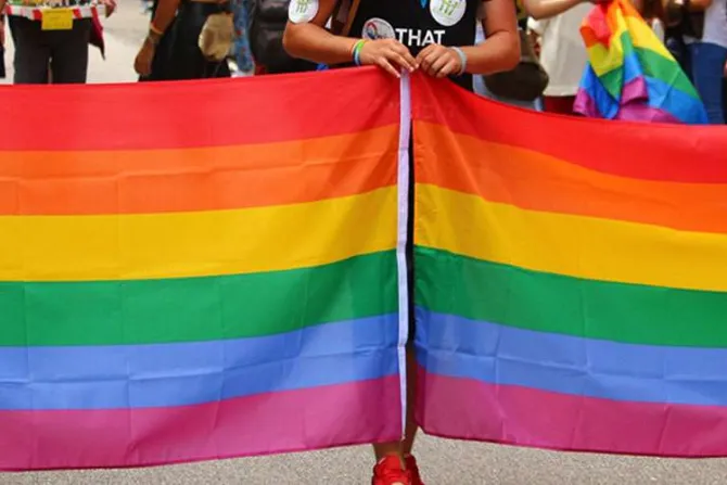 Arzobispo compara el movimiento LGBT con el régimen comunista