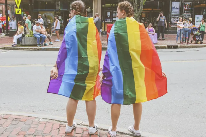 ¿Qué puede hacer un católico ante la estampida del “orgullo gay” en los medios?
