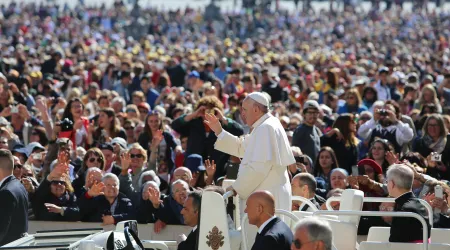 Papa Francisco: La mujer no es “réplica” del hombre y ambos son complementarios