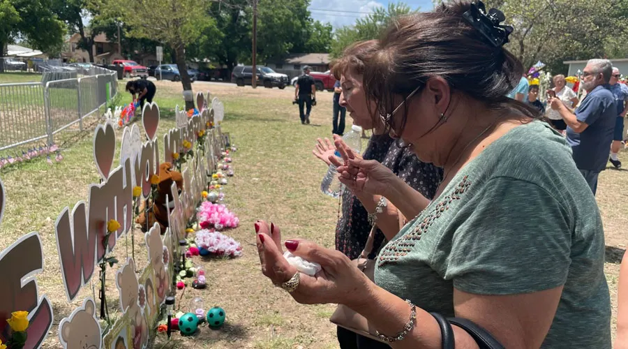 Entre lágrimas piden rezar el Rosario por familias de víctimas de masacre en Texas 