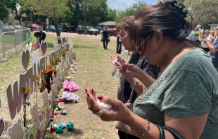 Genoveva de Anda y otras mujeres rezando ante memorial en Uvalde. Cru00e9dito: David Ramos / ACI Prensa 