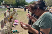 Entre lágrimas piden rezar el Rosario por familias de víctimas de masacre en Texas 