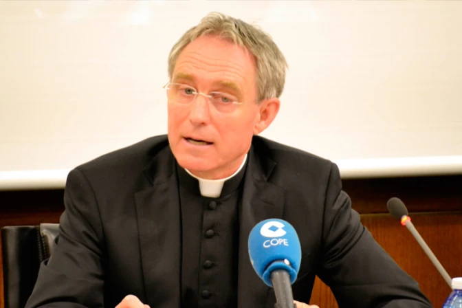 Benedicto XVI sigue toda la actividad de Papa Francisco, dice Mons. Georg Gänswein