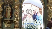 Jugadores del Getafe CF entregan a la Virgen de los Ángeles ramo de flores. Foto: Twitter Getafe CF