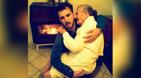 Joven italiano conmueve redes sociales con foto donde carga a su abuela enferma