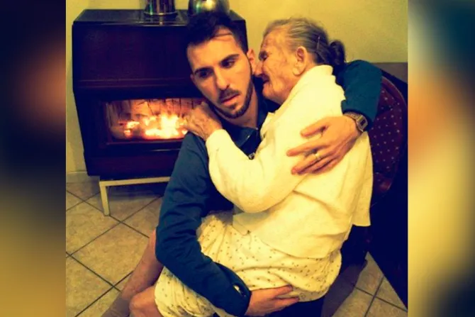 Joven italiano conmueve redes sociales con foto donde carga a su abuela enferma