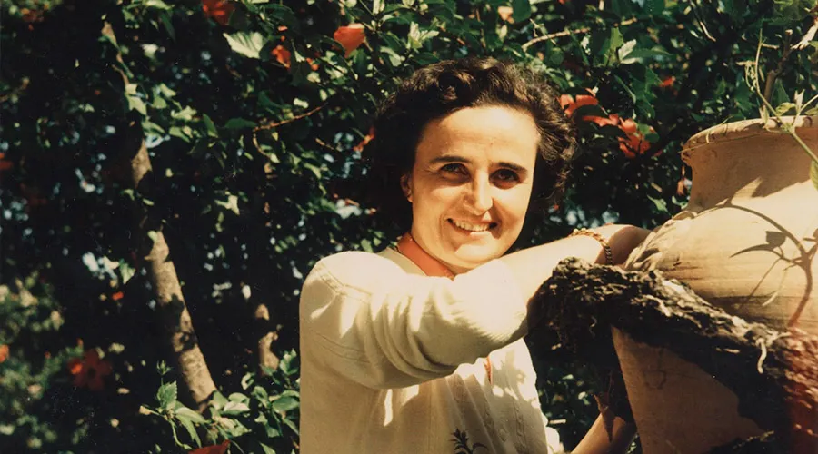 La icónica foto de Santa Gianna Beretta Molla en su jardín / Crédito: University of Mary
