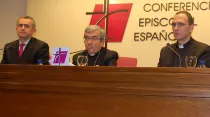 Fernando Giménez Barriocanal (Izq), Mons. Luis Argüello, secretario general y portavoz CEE (centro), P. Jose Vera, oficina información CEE (dcha). Foto: Flickr CEE