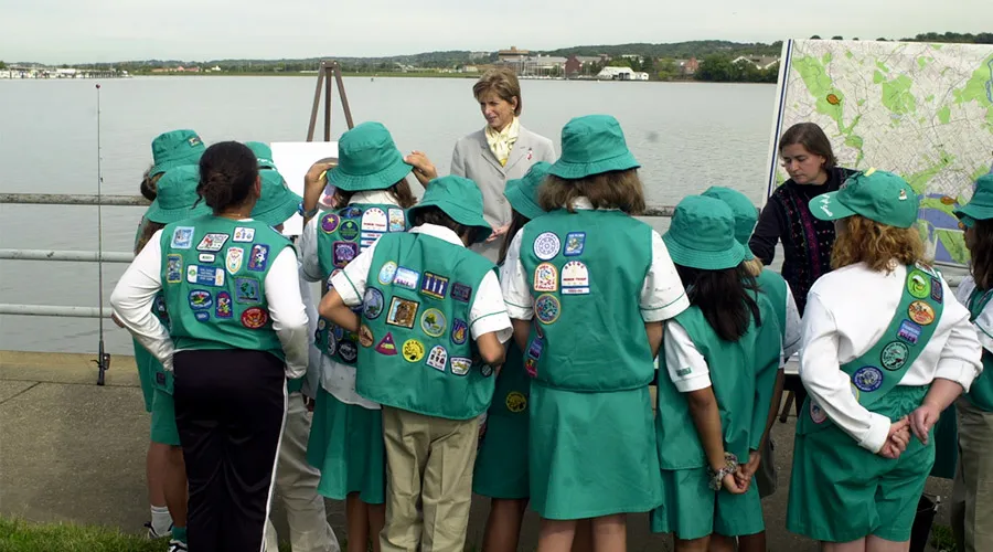 La política Christine Todd Whitman junto a las Girl Scouts en una excursión / Crédito: Los Archivos Nacionales y Administración de Documentos de Estados Unidos