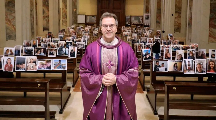 VIRAL: Sacerdote celebra Misa con selfies de parroquianos