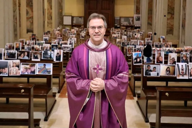 VIRAL: Sacerdote celebra Misa con selfies de parroquianos