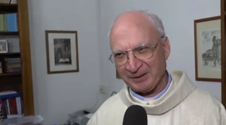 Ordenan sacerdote a un abuelo de 71 años ante su hijo y nietos [VIDEO]
