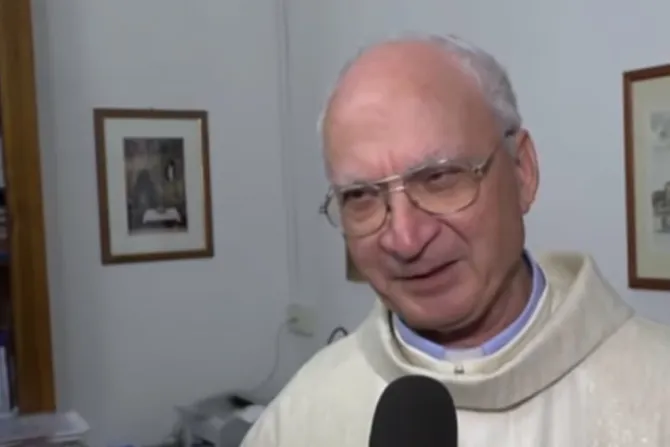 Ordenan sacerdote a un abuelo de 71 años ante su hijo y nietos [VIDEO]